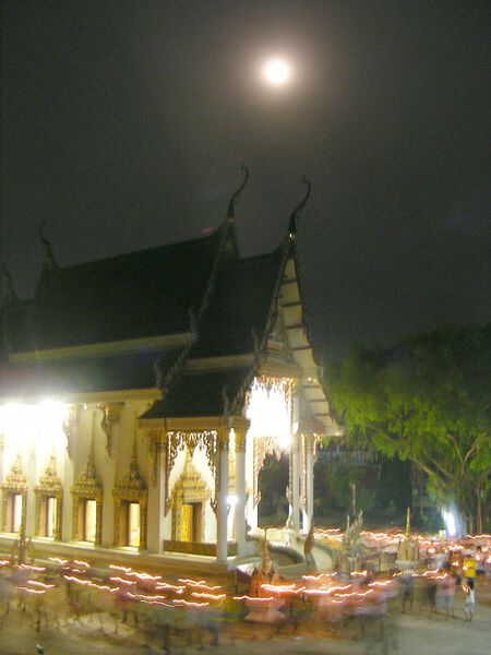 Datei:Walk at Asalha Puja day.jpg