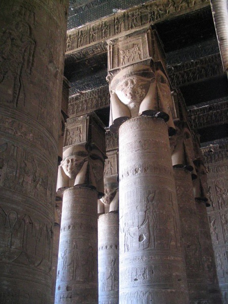 Datei:DenderaTempleHypostyleHallHathor.jpg