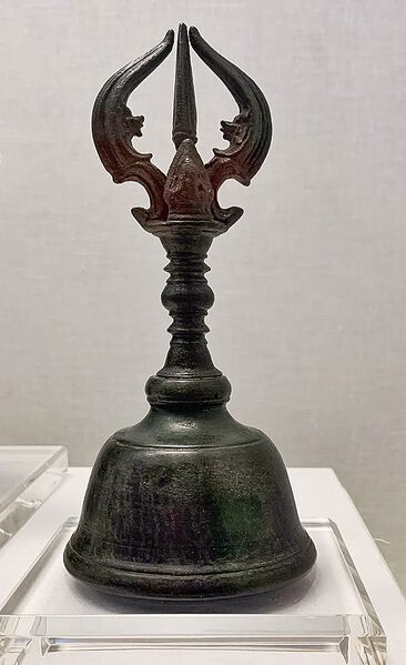 Datei:Vajra ghanta from Srivijaya era.jpg