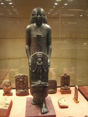 Priest of Bastet statue Louvre E1077.jpg