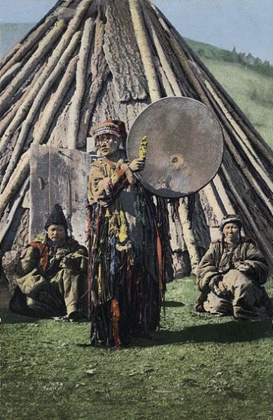 Datei:Altay shaman with drum.jpg