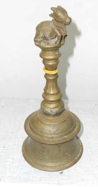 Datei:Handglocke-mit Nandi.jpg