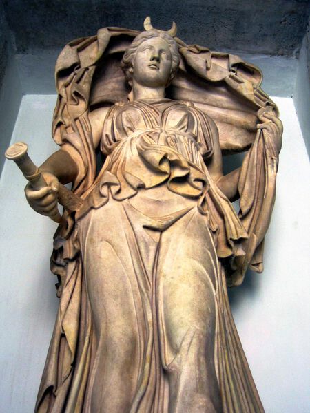 Datei:Luna statue.jpg