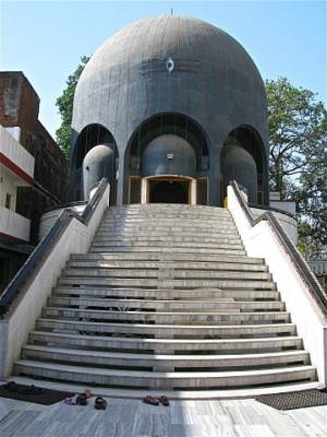 Shiva temple in Varanasi.jpg